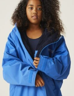 Regatta Waterproof Fleece Lined Changing Robe (5-13 Yrs) 22 Regatta Waterproof Fleece Lined Changing Robe (5-13 Yrs) -School Uniform Store Waterproof Fleece Lined Changing Robe 5 13 Yrs 1 4